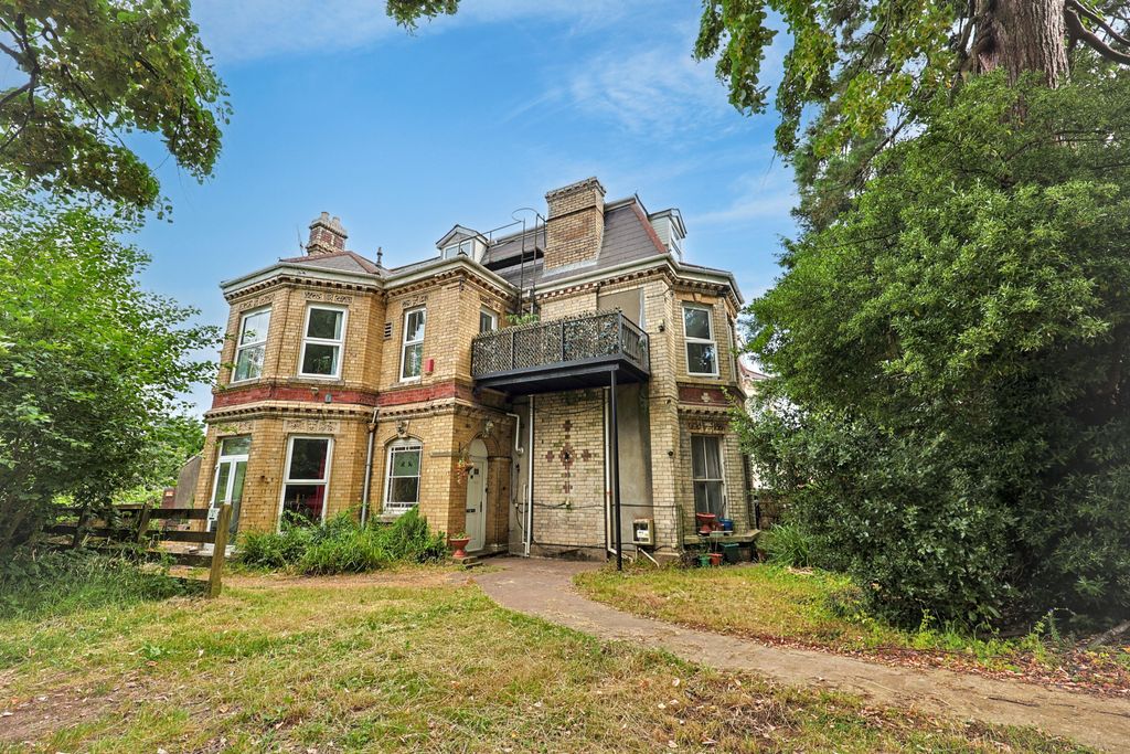 Property photo 1 of 8 Exterior