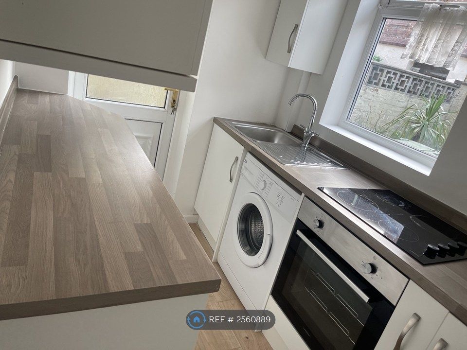Property photo 2 of 10 Kitchen