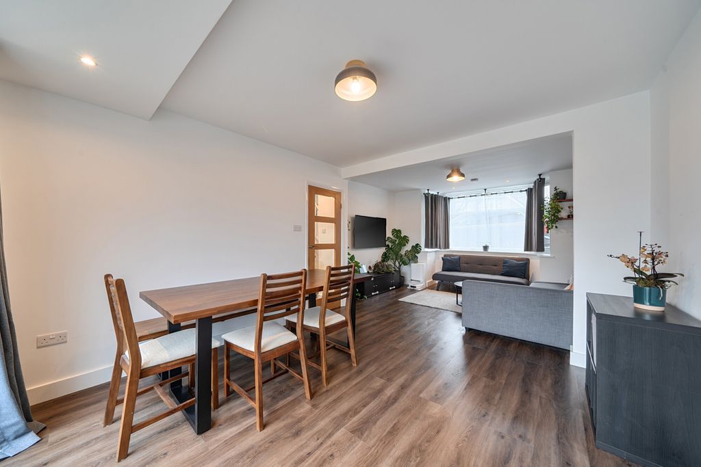 Property photo 3 of 23 1415463-8-6995E05...