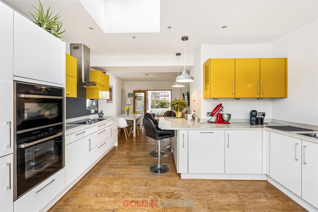 Property photo 3 of 19 Kitchen