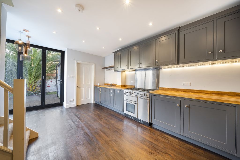 Property photo 1 of 11 Kitchen