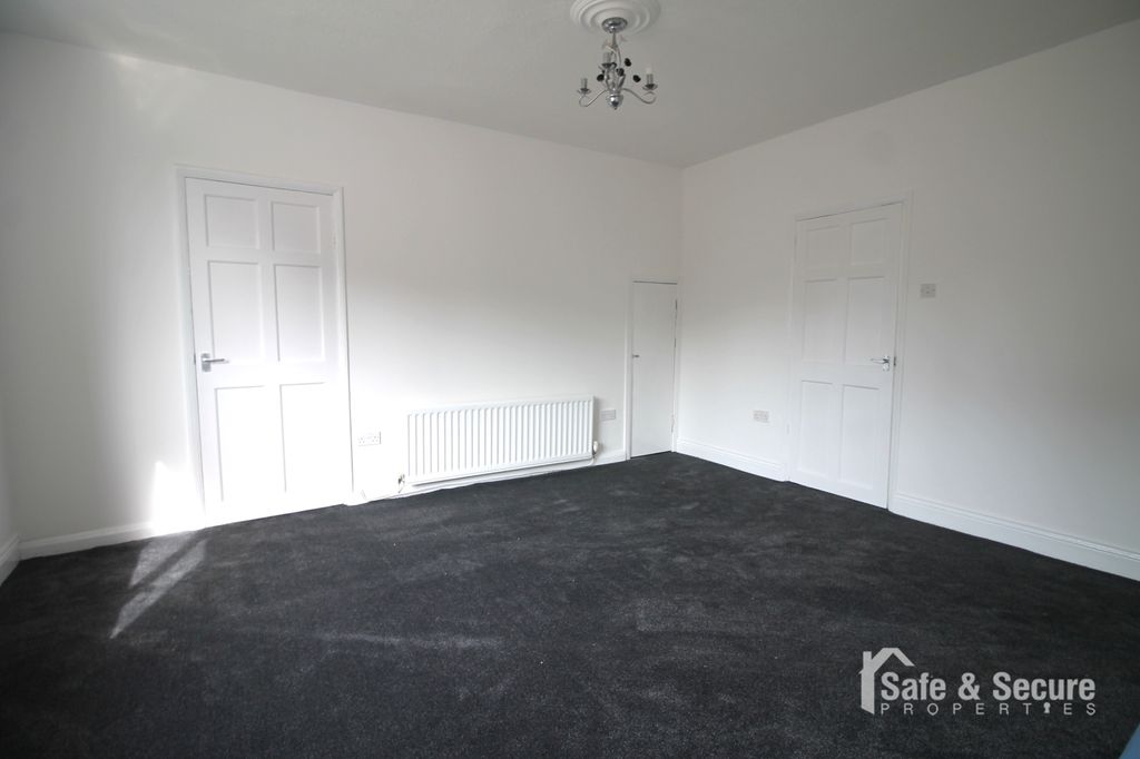 Property photo 3 of 11 Living Room (2)