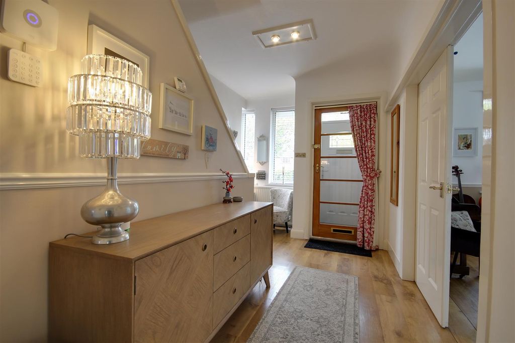 Property photo 2 of 27 Entrance Hallway