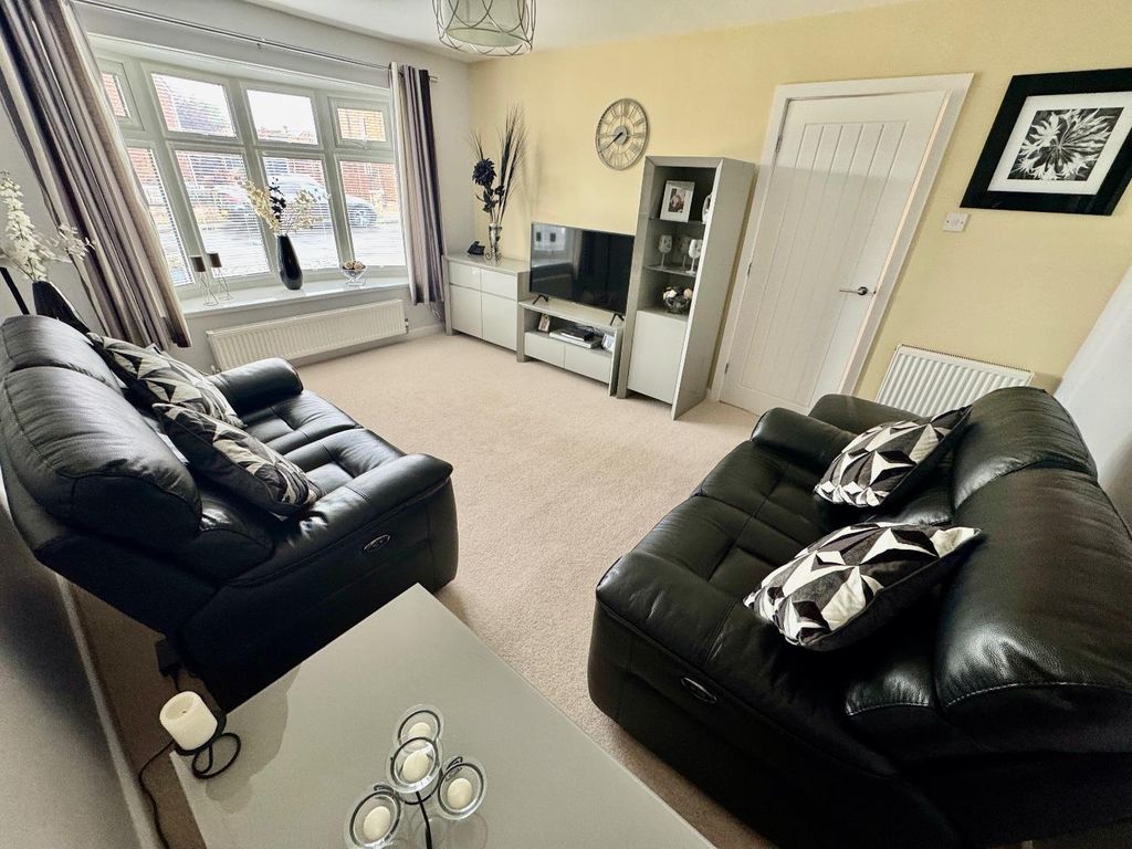 Property photo 2 of 14 Lounge