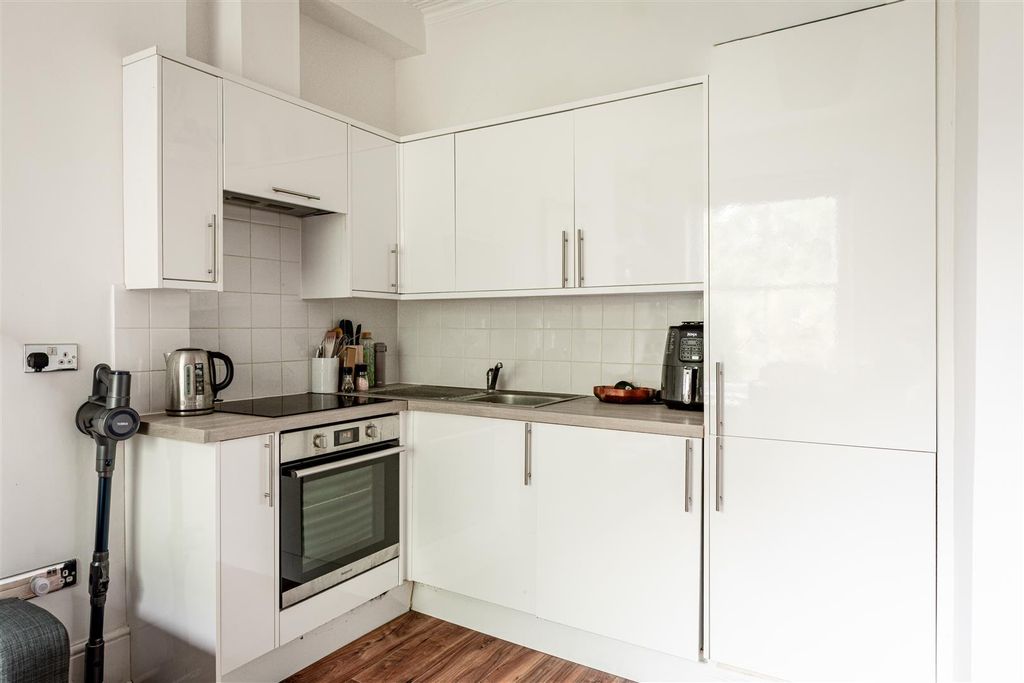 Property photo 3 of 7 F7 Holland Road-2.Jpg