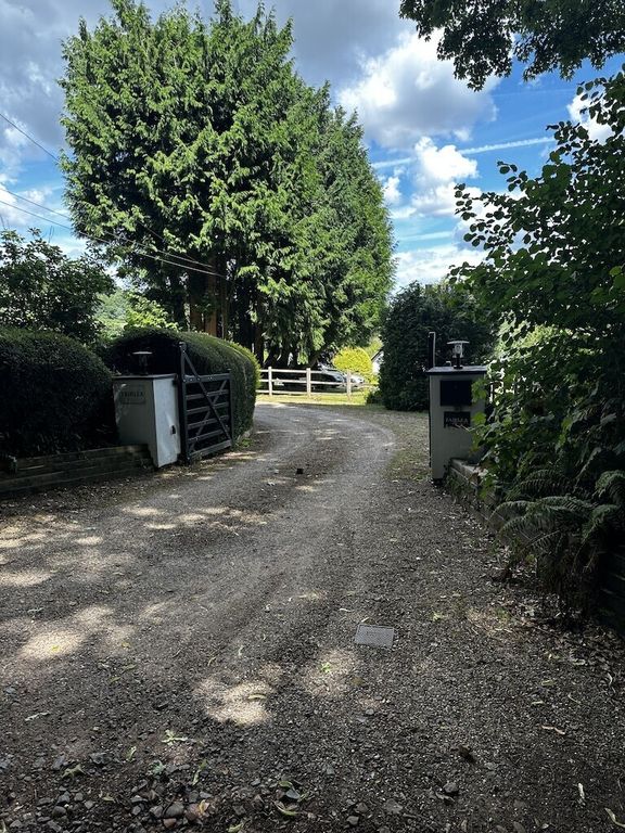Property photo 2 of 33 Entrance Gates &amp; Dri
