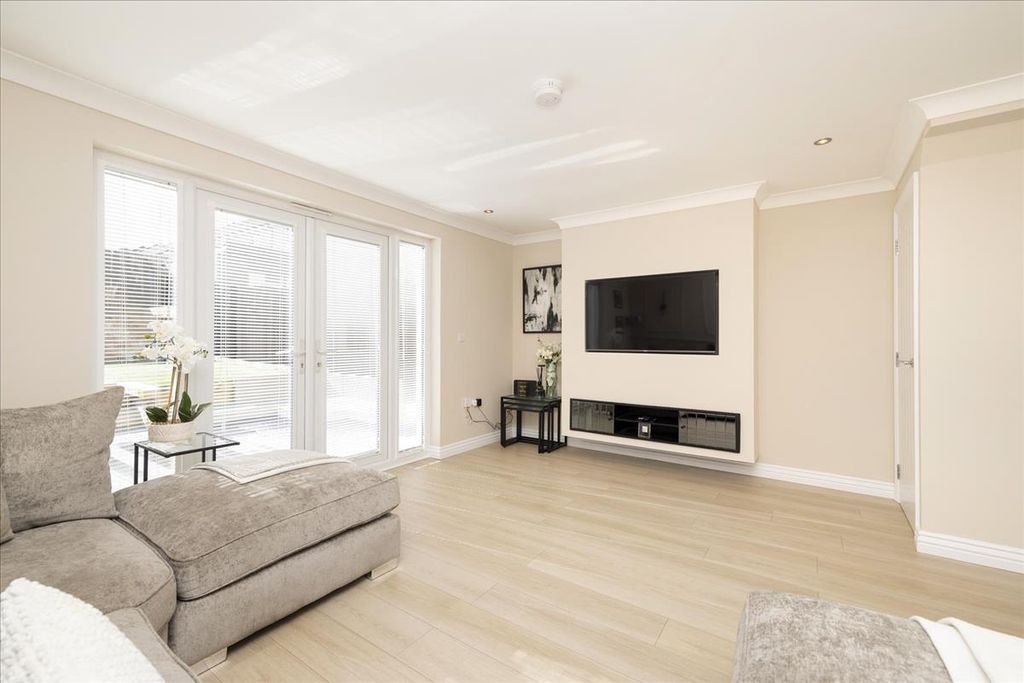 Property photo 2 of 32