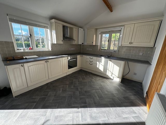 Property photo 3 of 10 Kitchen