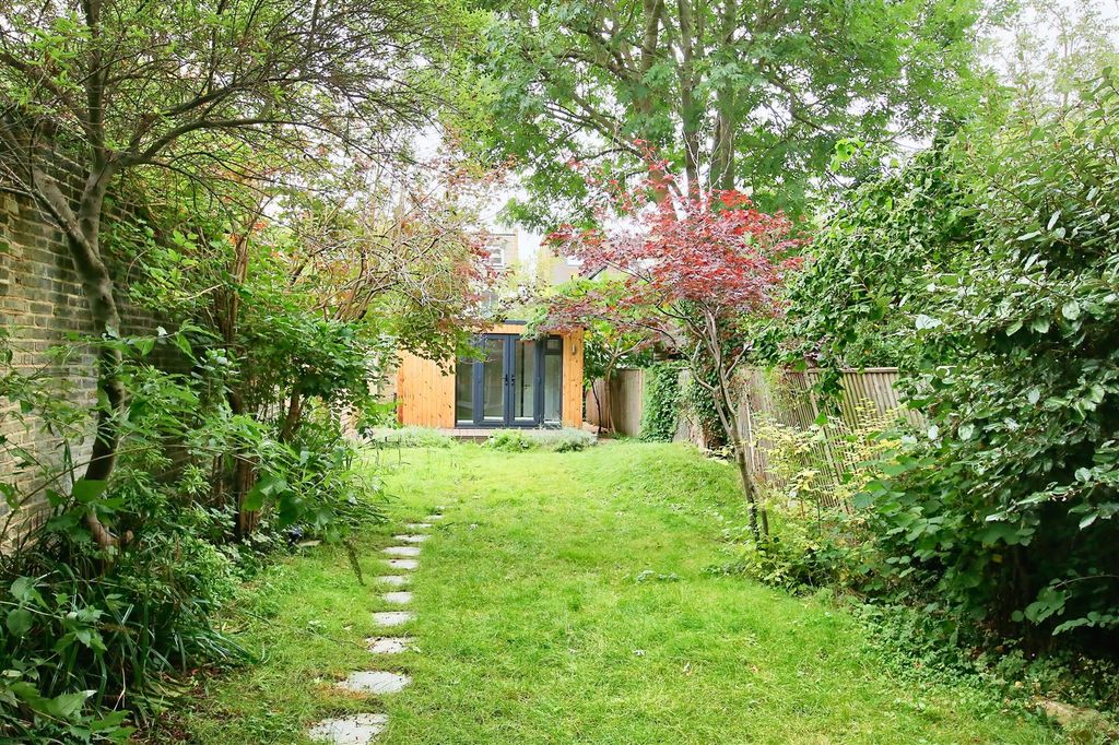 Property photo 2 of 21 Gf_18_Brodrick_Road_Image2_17587_4.Jpg