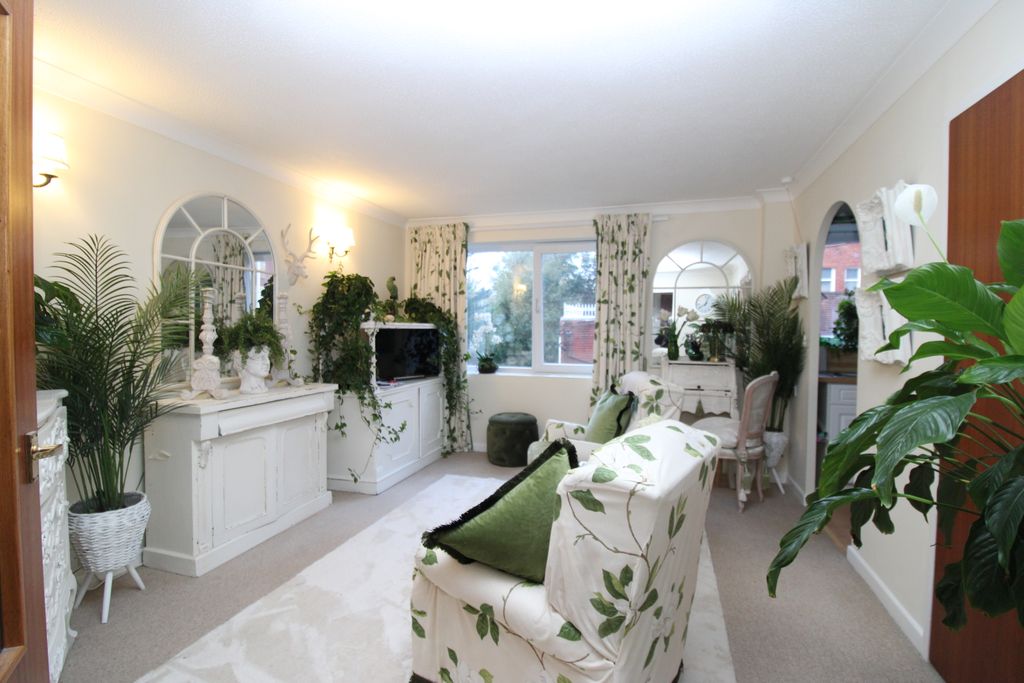 Property photo 1 of 6 Living Room