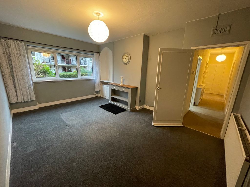 Property photo 3 of 14 Lounge