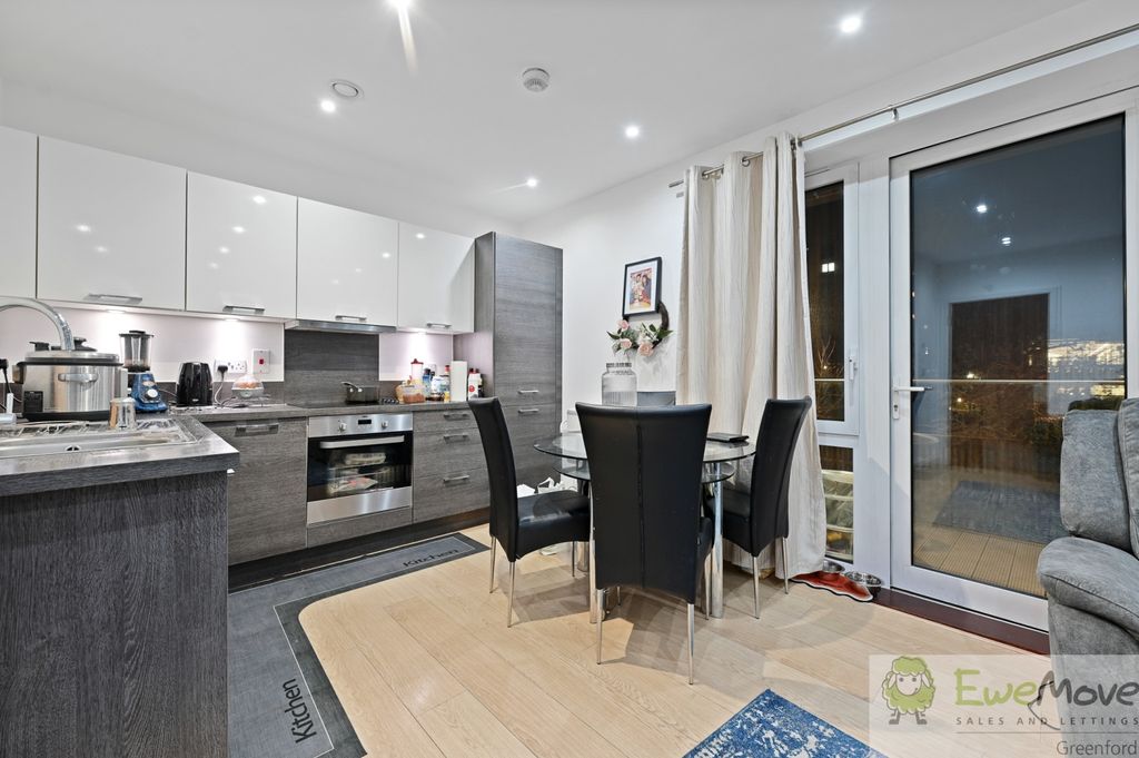 Property photo 2 of 9 Ewemove - 6 Metropolitan Court - Kitchen3 (1)