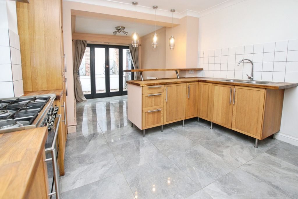 Property photo 3 of 12 4548332