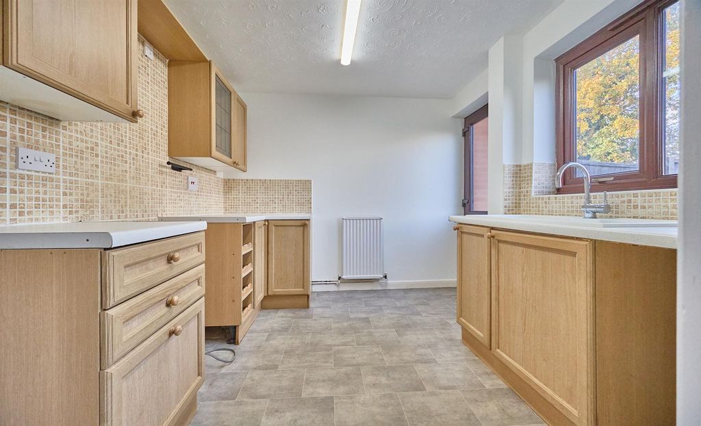 Property photo 3 of 8 Kitchen