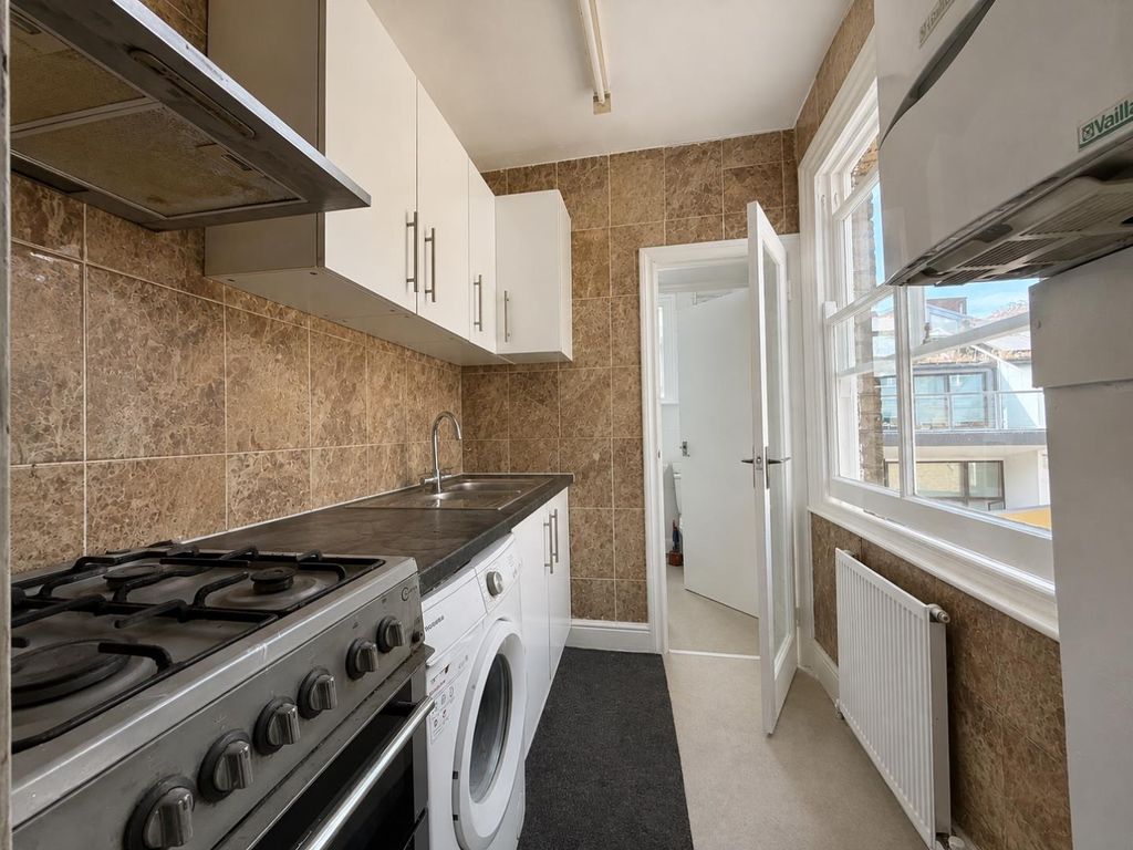 Property photo 3 of 11 Kitchen