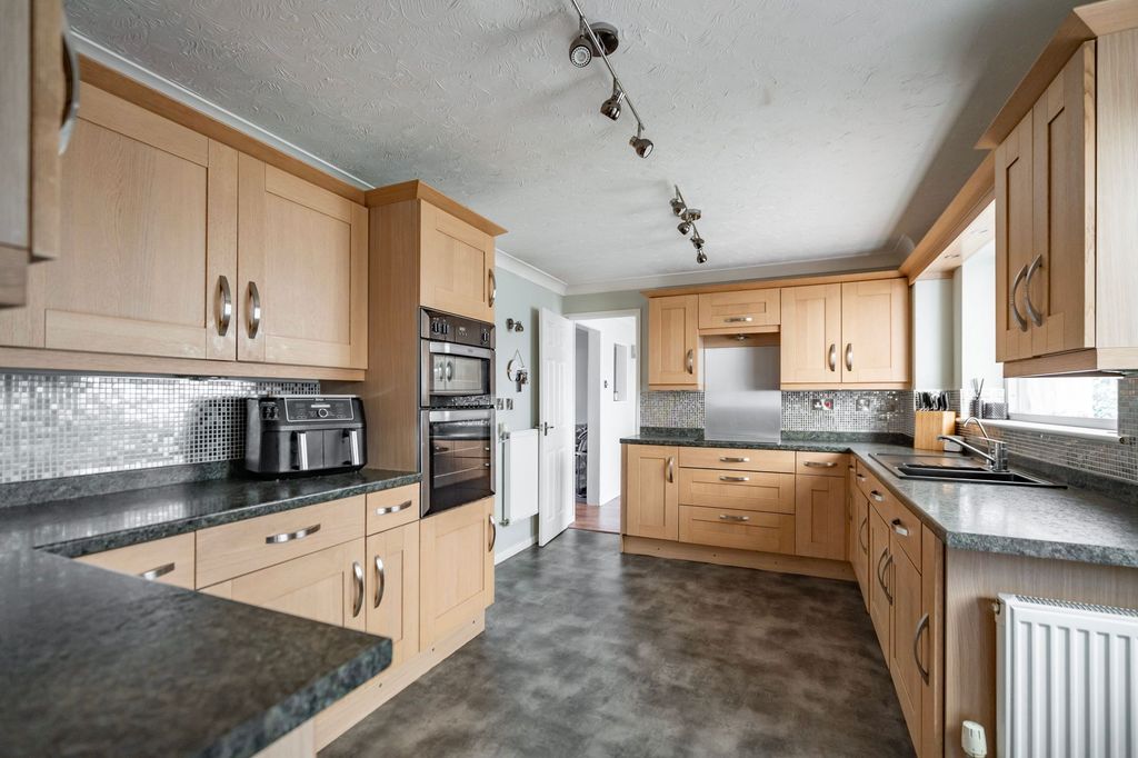 Property photo 2 of 39