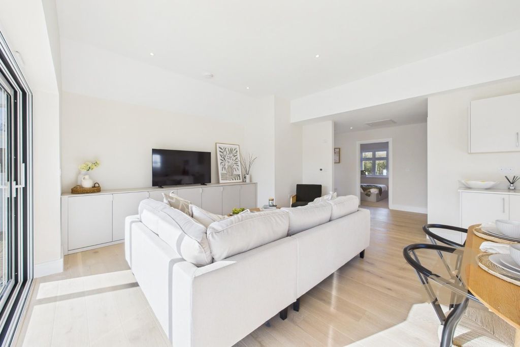 Property photo 2 of 17 Cam01254G0-Pr0396-Still015.Jpg