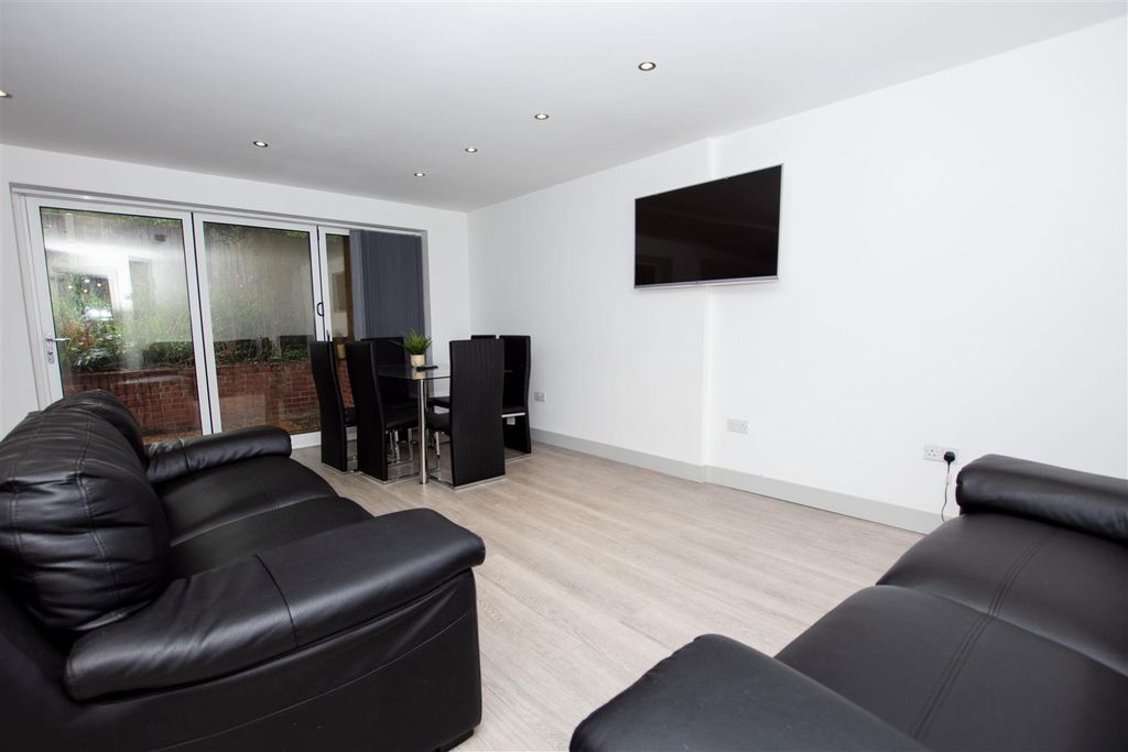 Property photo 3 of 14 Approach