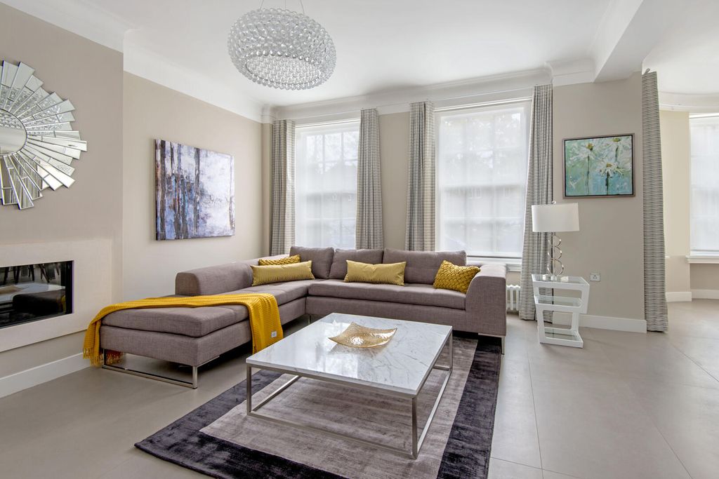 Property photo 3 of 25 Living Room