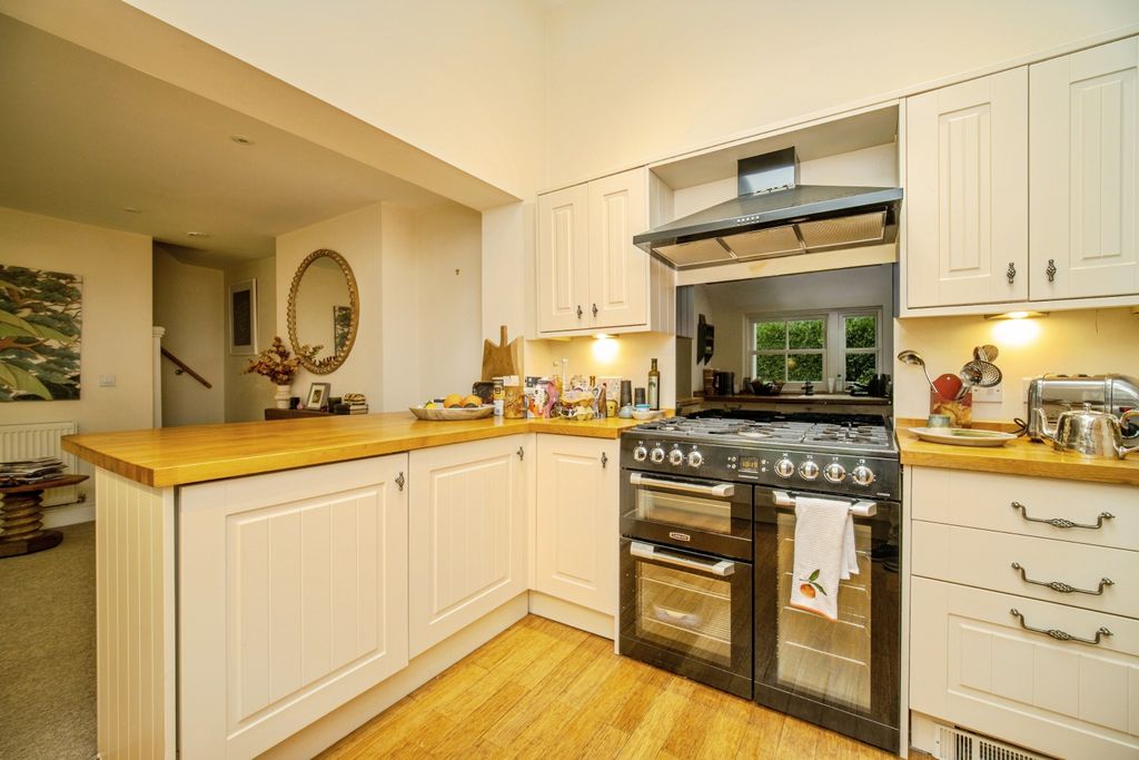 Property photo 2 of 25