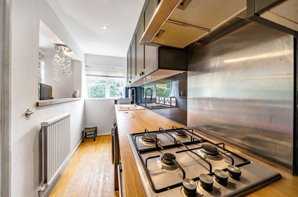 Property photo 3 of 11 Kitchen