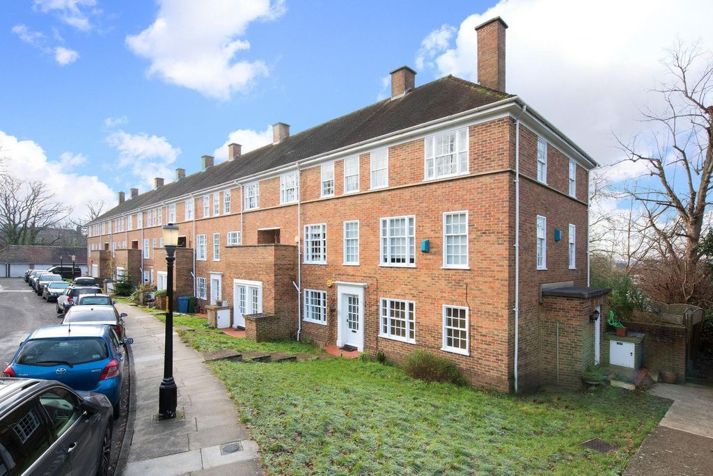 Property photo 1 of 10 17.01.2023_38 Stonehills Court College Road Se21 7