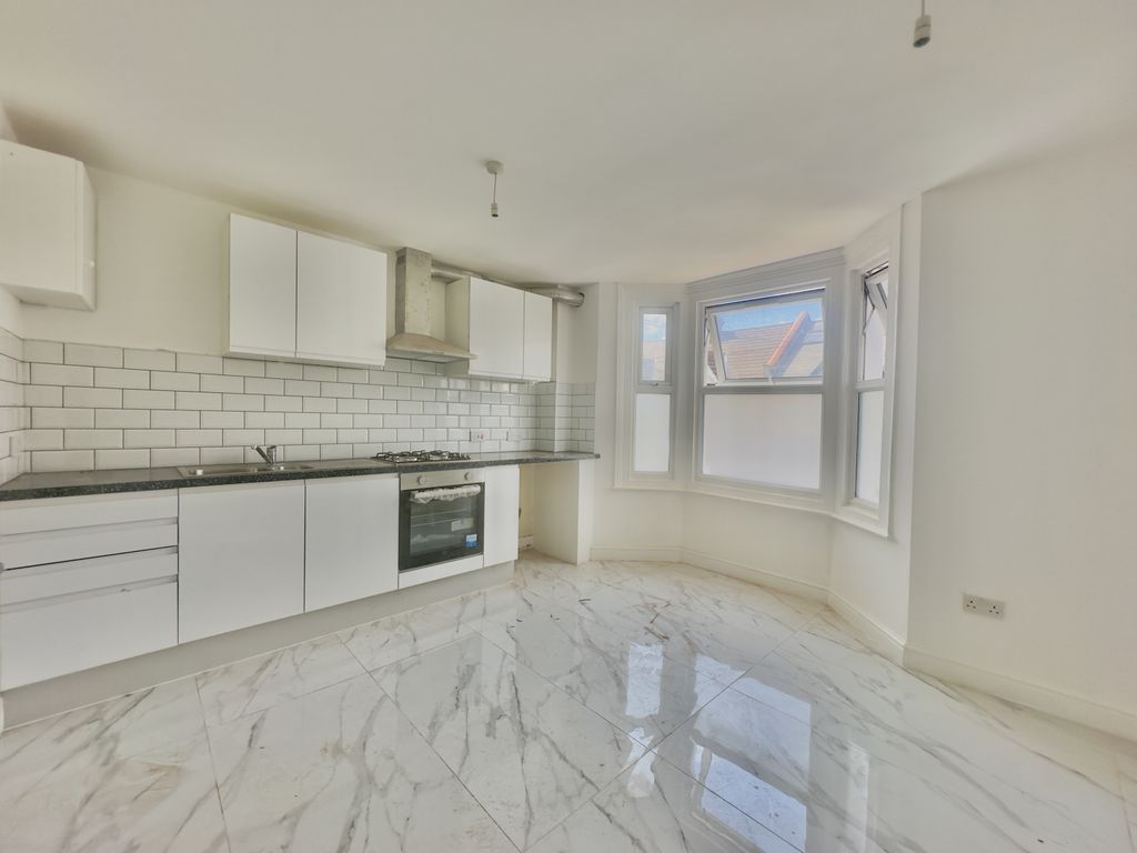 Property photo 1 of 12 Recently Refurbished 4 Bedroom, 2 Bath Flat In Tooting For Rent