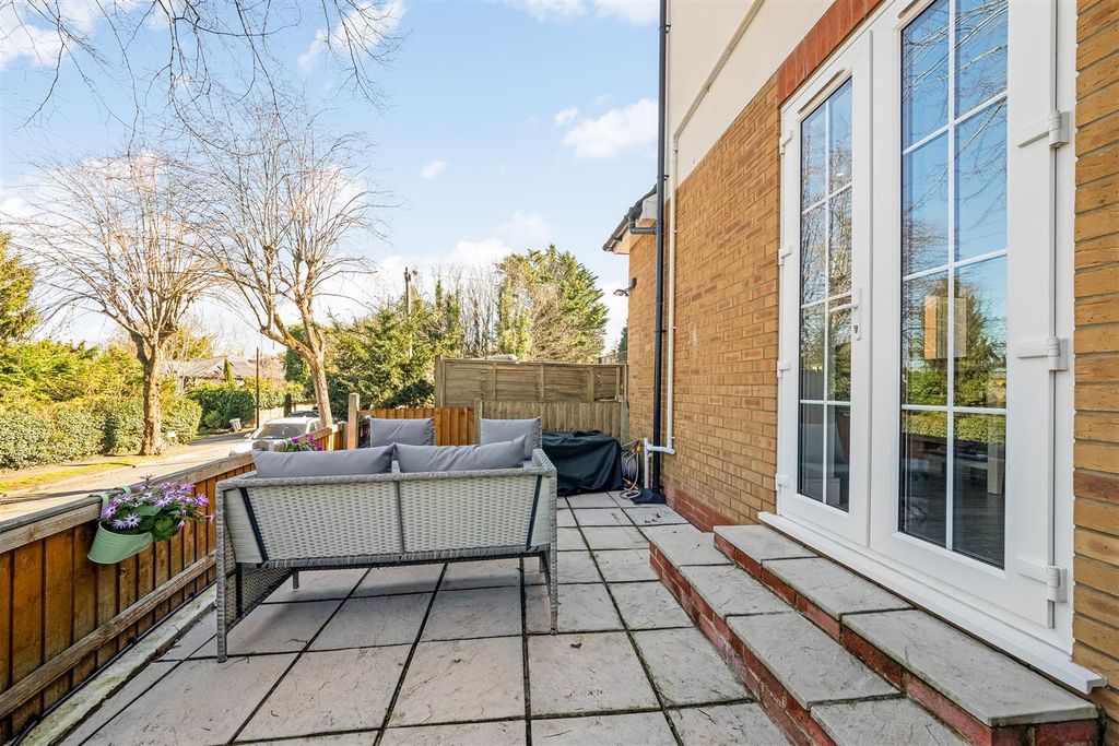 Property photo 2 of 15 Communal Gardens