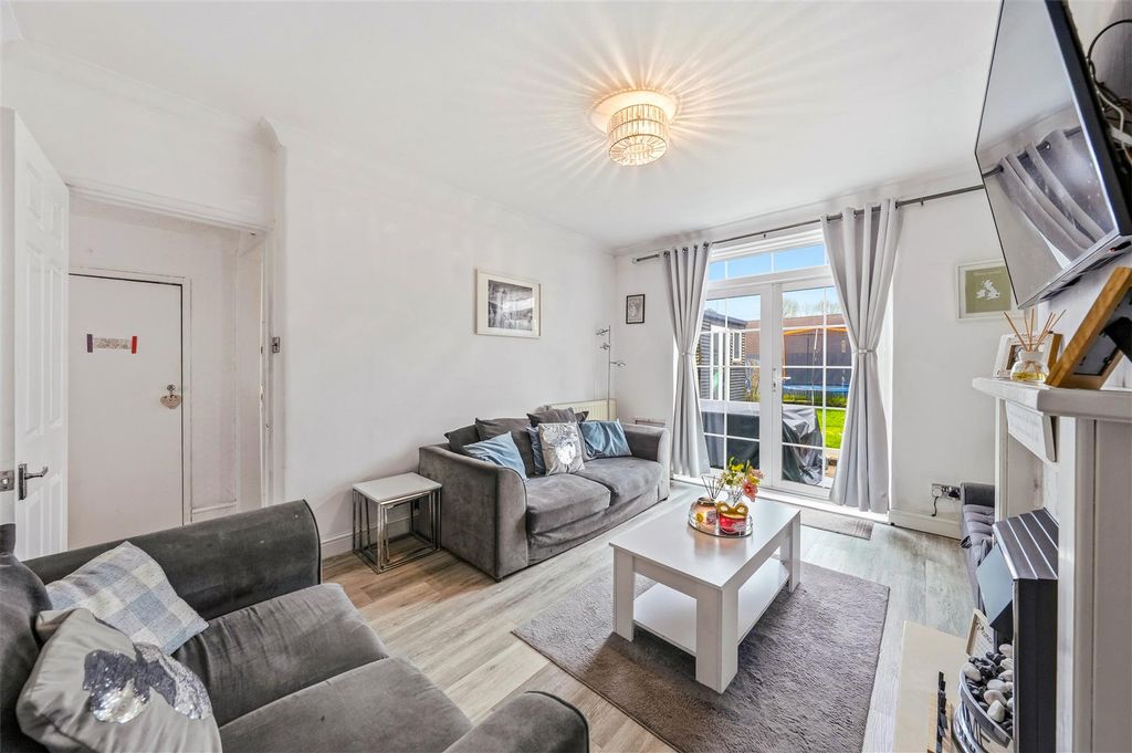 Property photo 3 of 20 Lounge