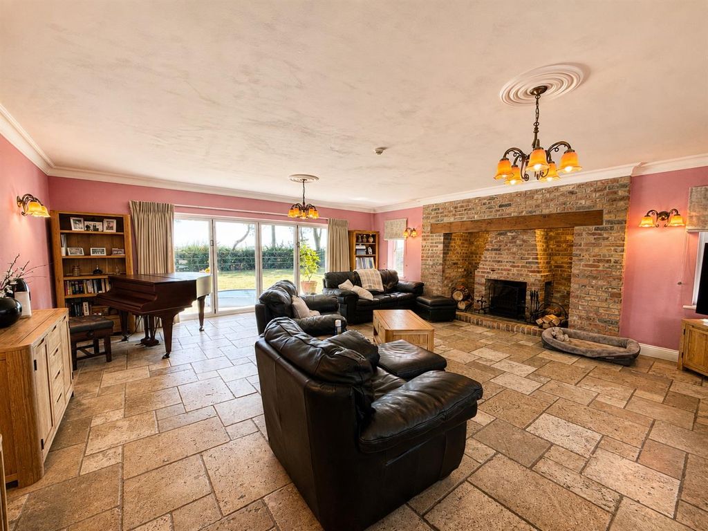 Property photo 3 of 45 Lounge