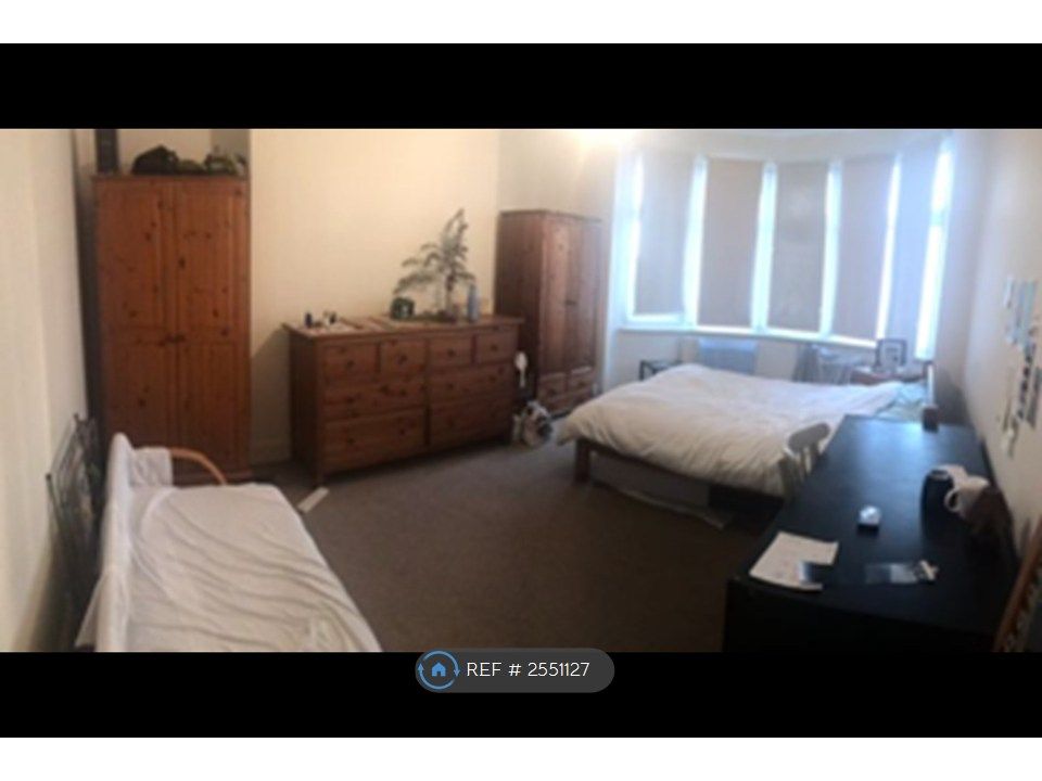 Property photo 3 of 13 Kingsize Bedroom