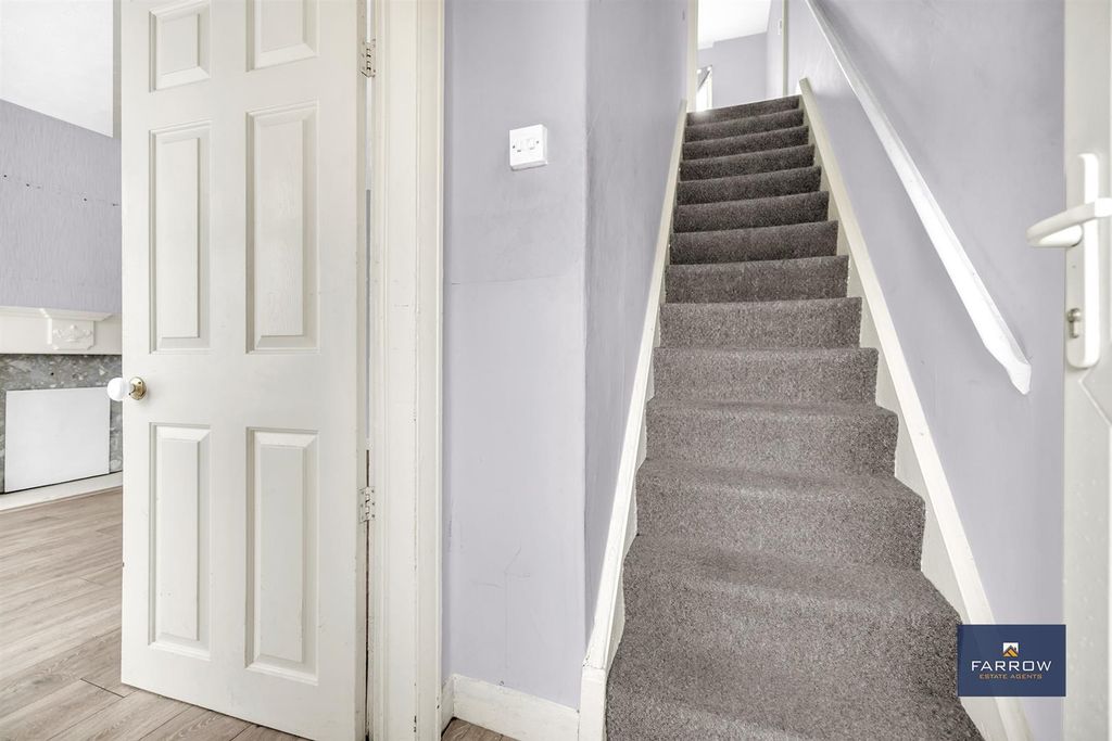 Property photo 2 of 22 Entrance Hallway