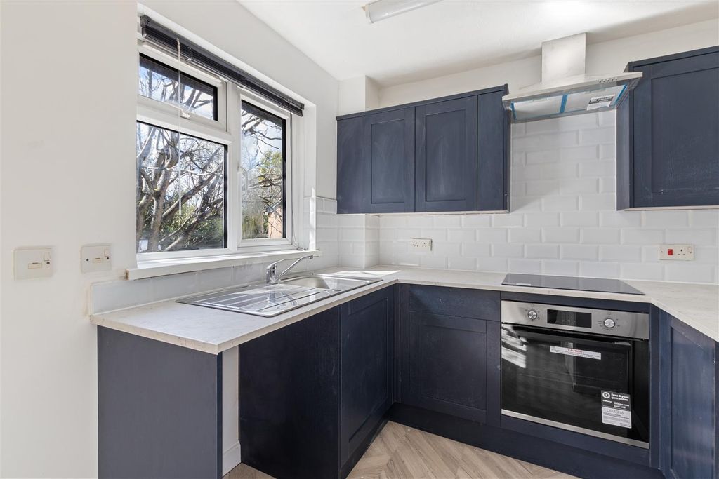 Property photo 3 of 8 Kitchen