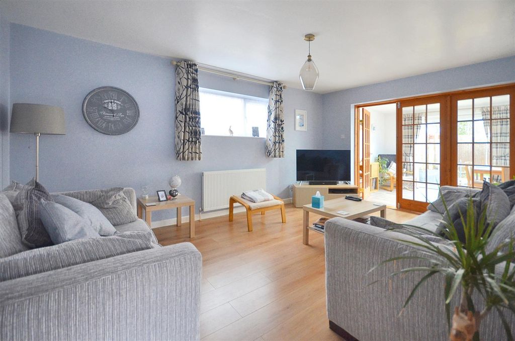 Property photo 2 of 10 Sitting Room