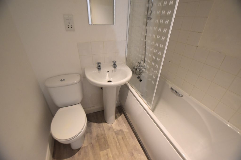 Property photo 3 of 16 36 Radstock Crescent Bathroom