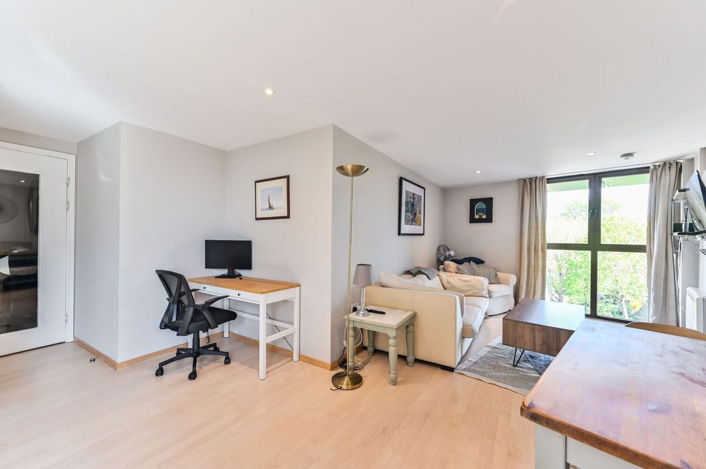 Property photo 2 of 18