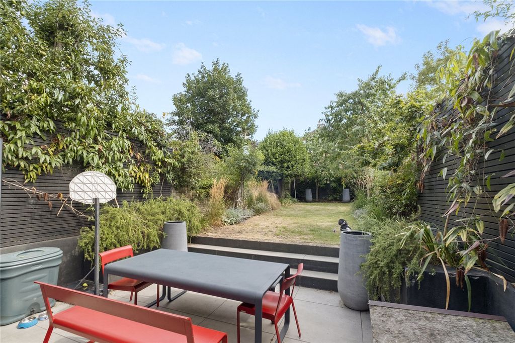 Property photo 3 of 11 Garden