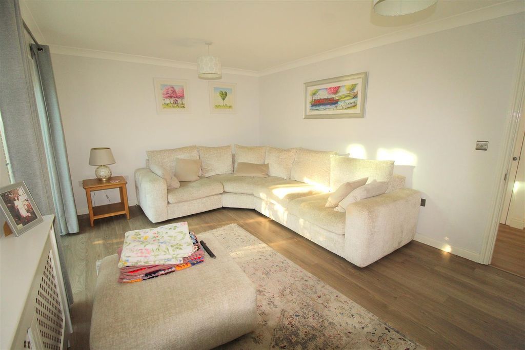 Property photo 3 of 21 Lounge