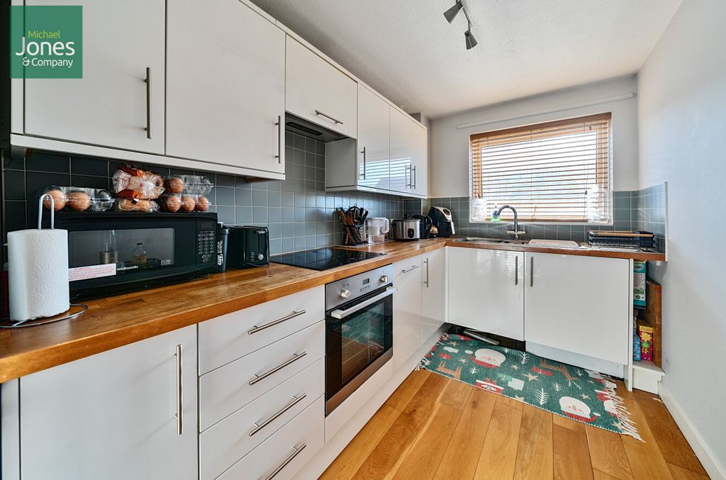 Property photo 2 of 8 Kitchen