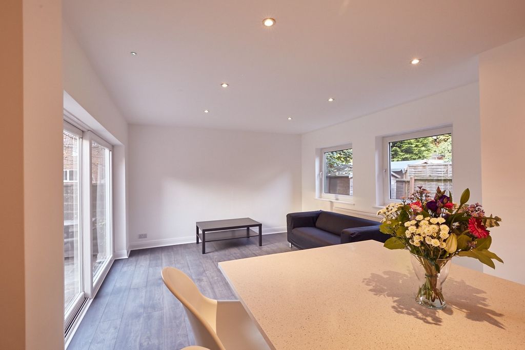 Property photo 3 of 12 Photo 02