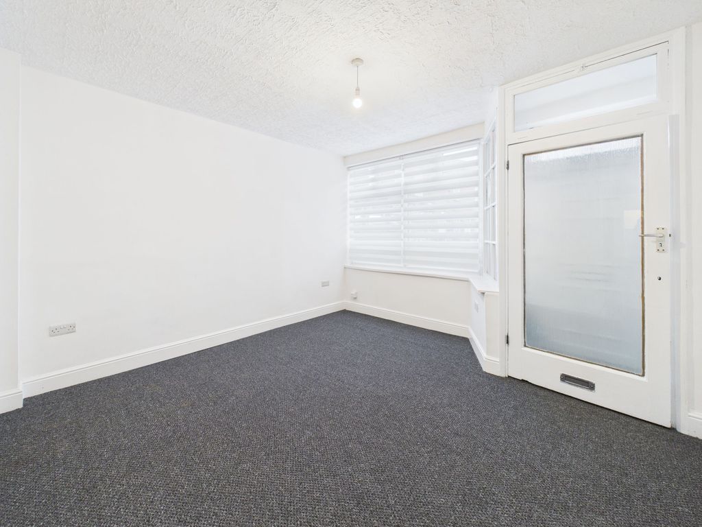 Property photo 3 of 13 Lounge