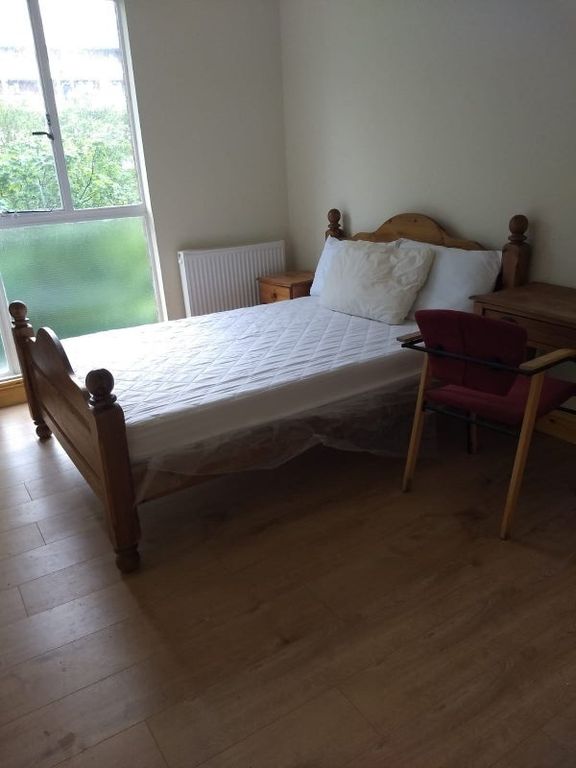 Property photo 3 of 10 Bright Double Bedroom With Wooden Bed Frame, Bedsi...