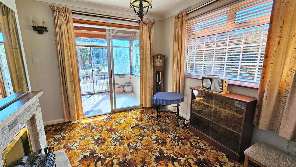 Property photo 3 of 18 Lounge