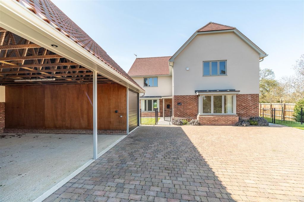 Property photo 2 of 13 Entrance &amp; Driveway