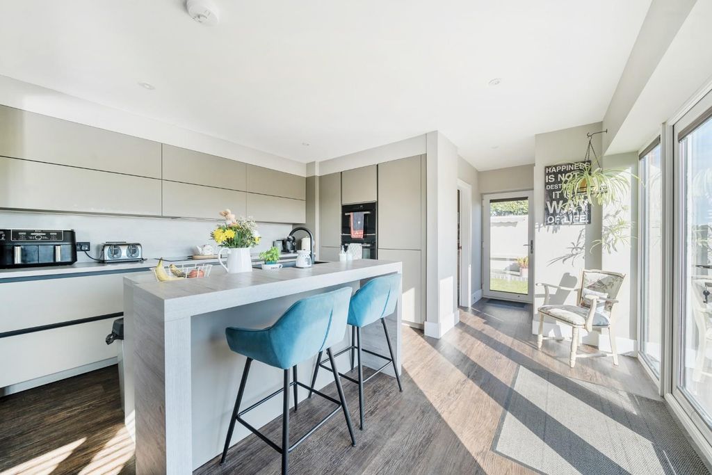 Property photo 2 of 15 Kitchen Breakfast Room.Jpg