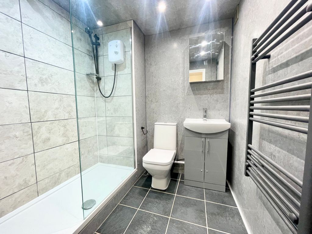 Property photo 2 of 11 Shower