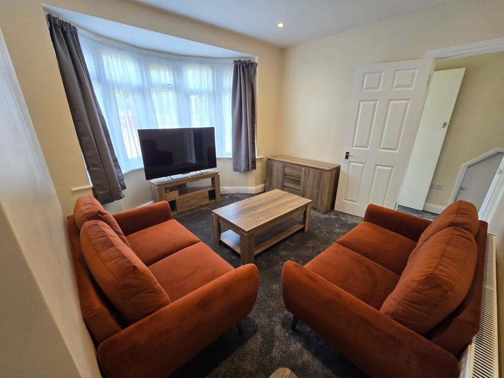 Property photo 3 of 8 Lounge