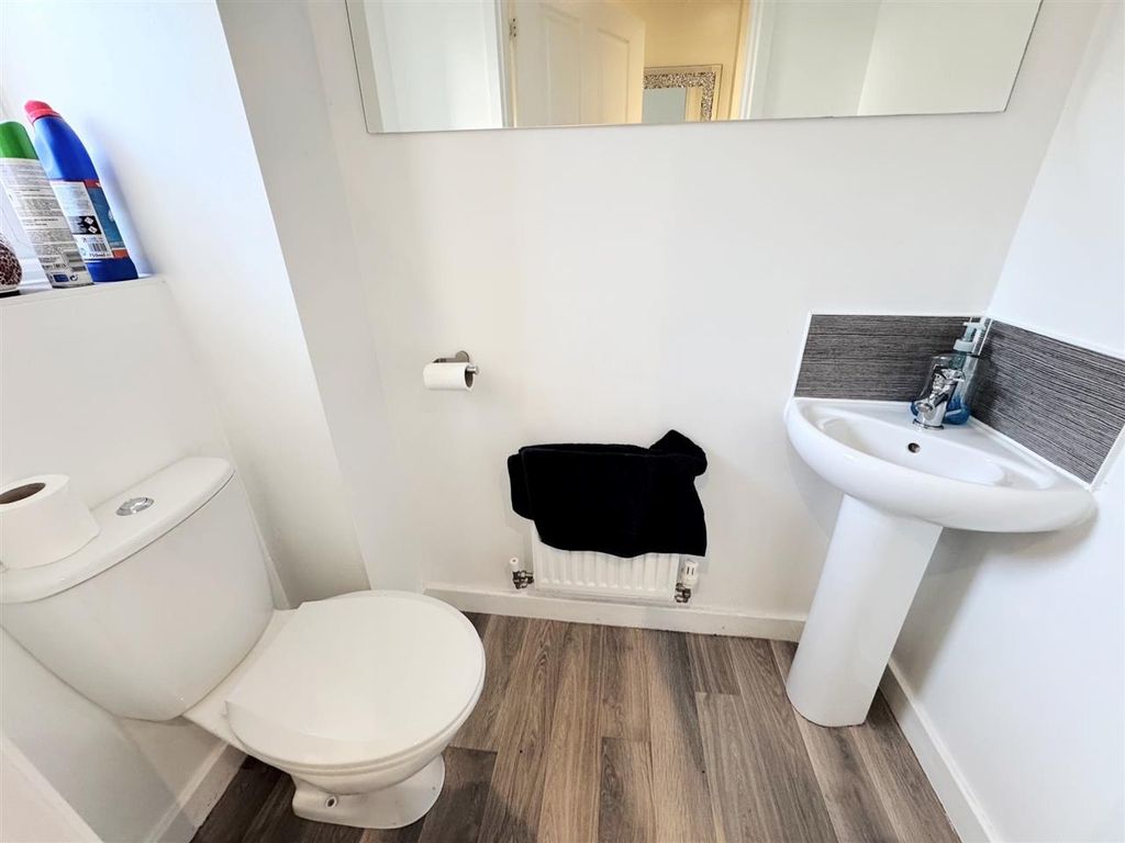 Property photo 3 of 17 Cloaks/W.c