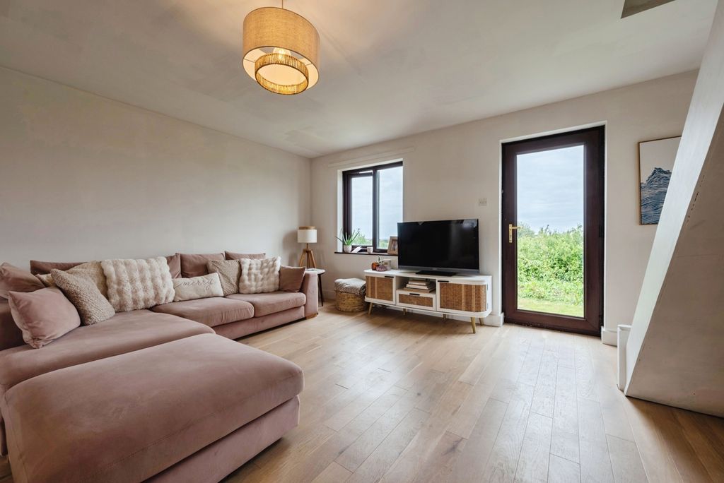 Property photo 2 of 19 Pbox-Img.Jpg