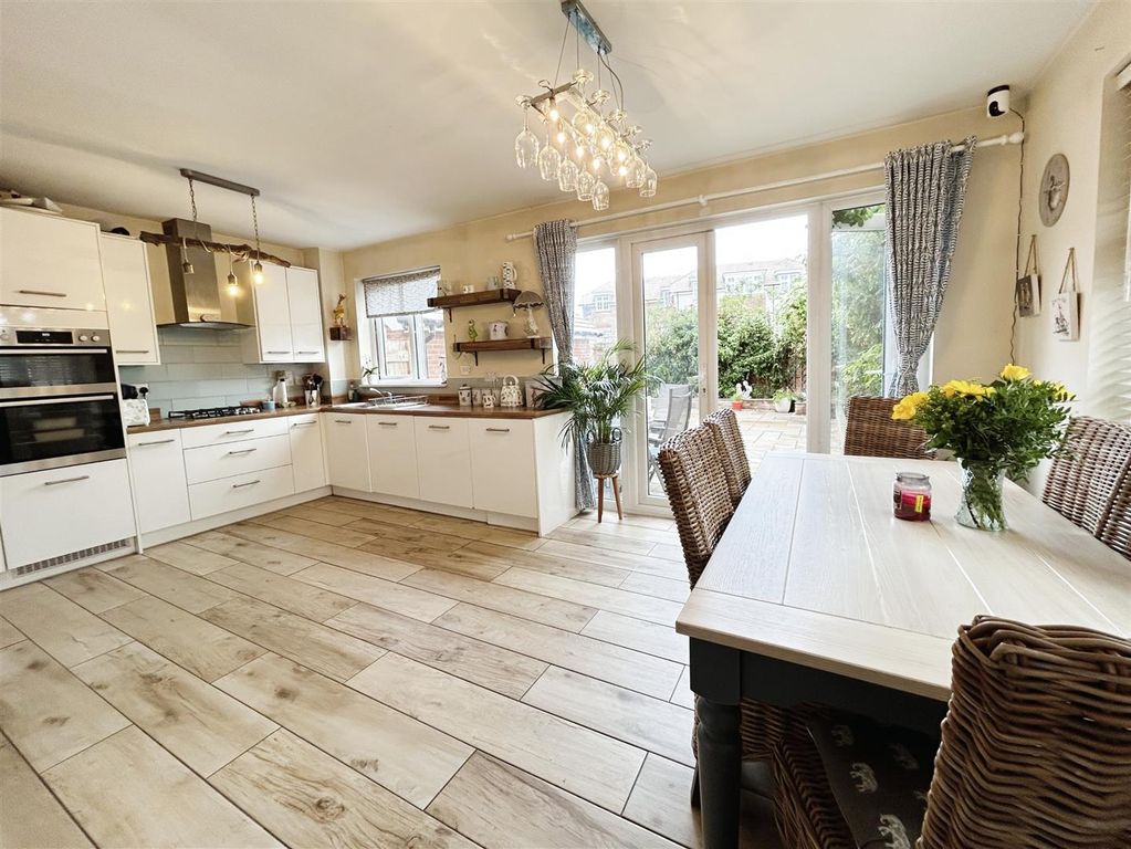 Property photo 3 of 19 Kitchen/Dining Room